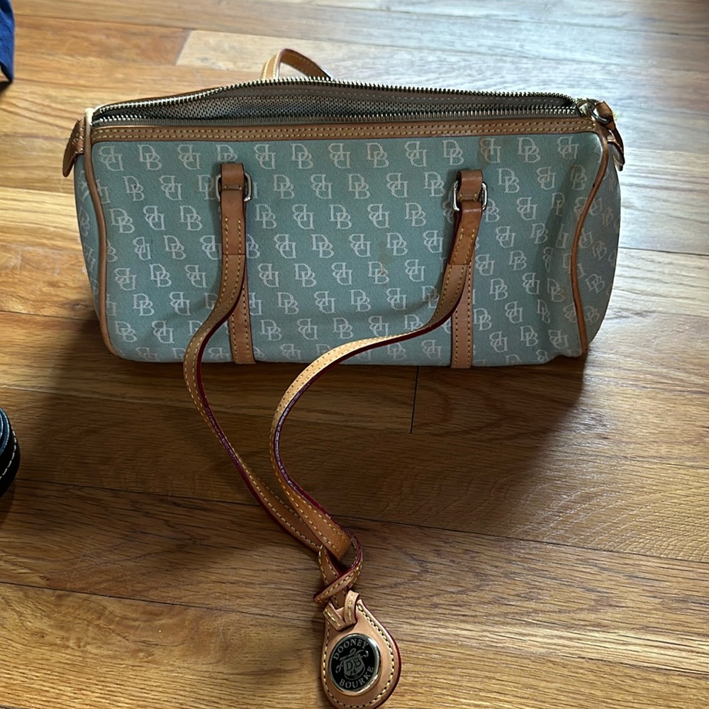 Adorable vintage Dooney and Bourke bag